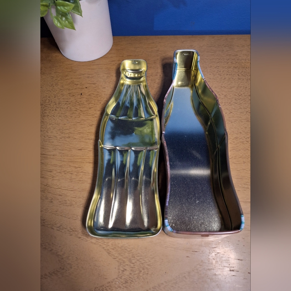 1996 9.25" COCA COLA Contour Bottle Tin - The Tin Box Company - Picture 4 of 5